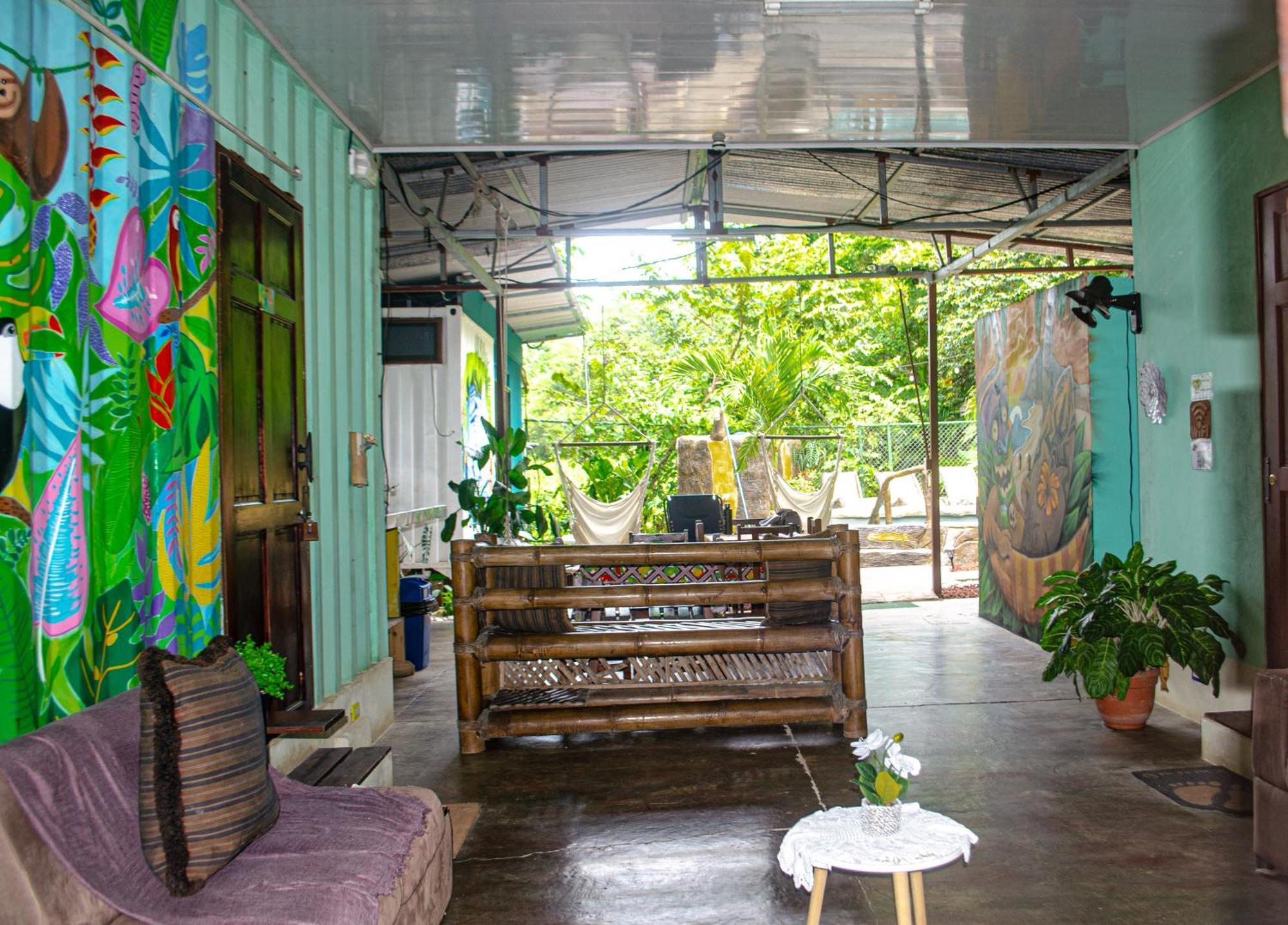 ケポス The Jungle Container Bed & Breakfast エクステリア 写真