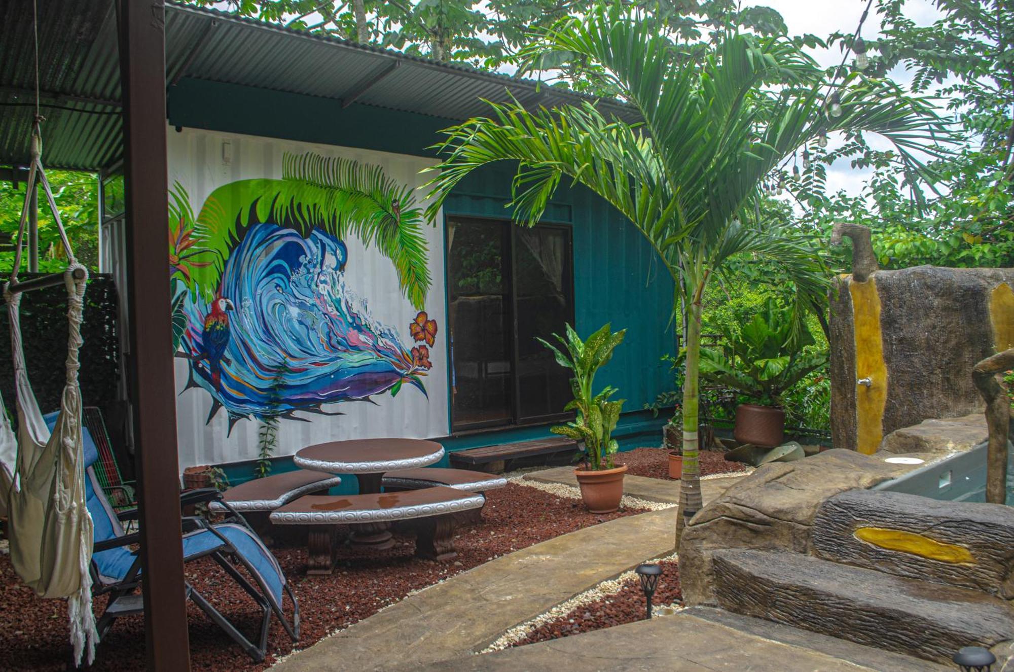 ケポス The Jungle Container Bed & Breakfast エクステリア 写真