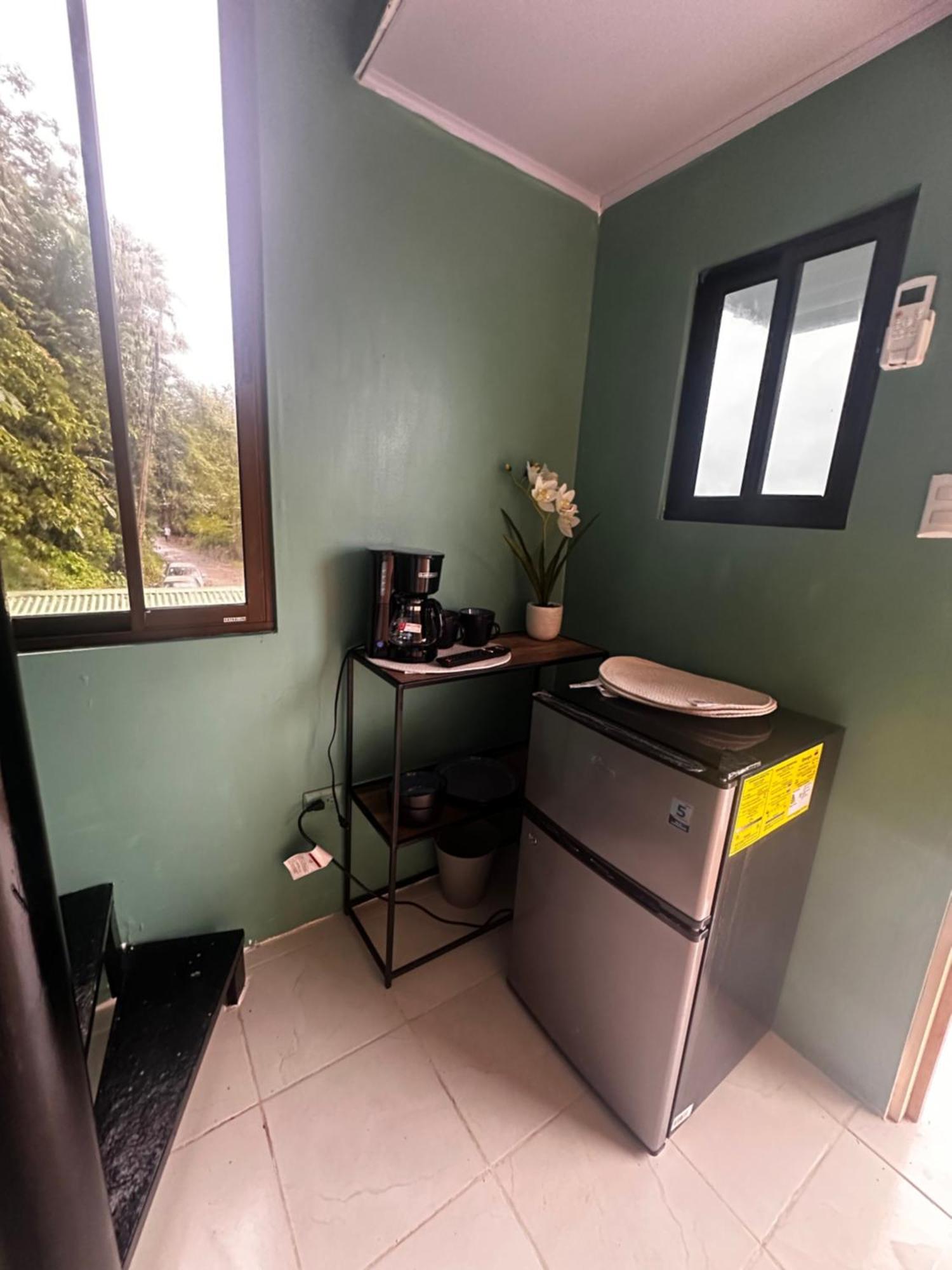 ケポス The Jungle Container Bed & Breakfast エクステリア 写真
